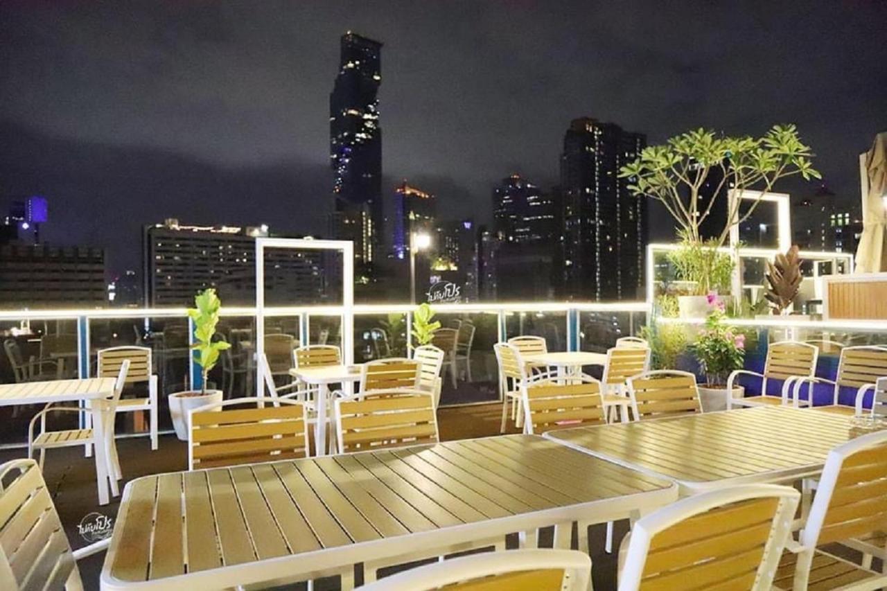 Sapphire Hotel Silom Bangkok Luaran gambar Rooftop bar at the hotel