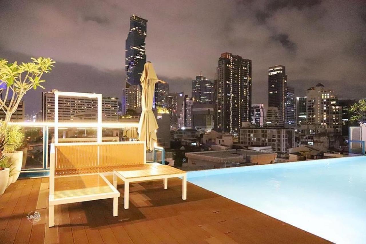 Sapphire Hotel Silom Bangkok Luaran gambar The rooftop pool at the hotel