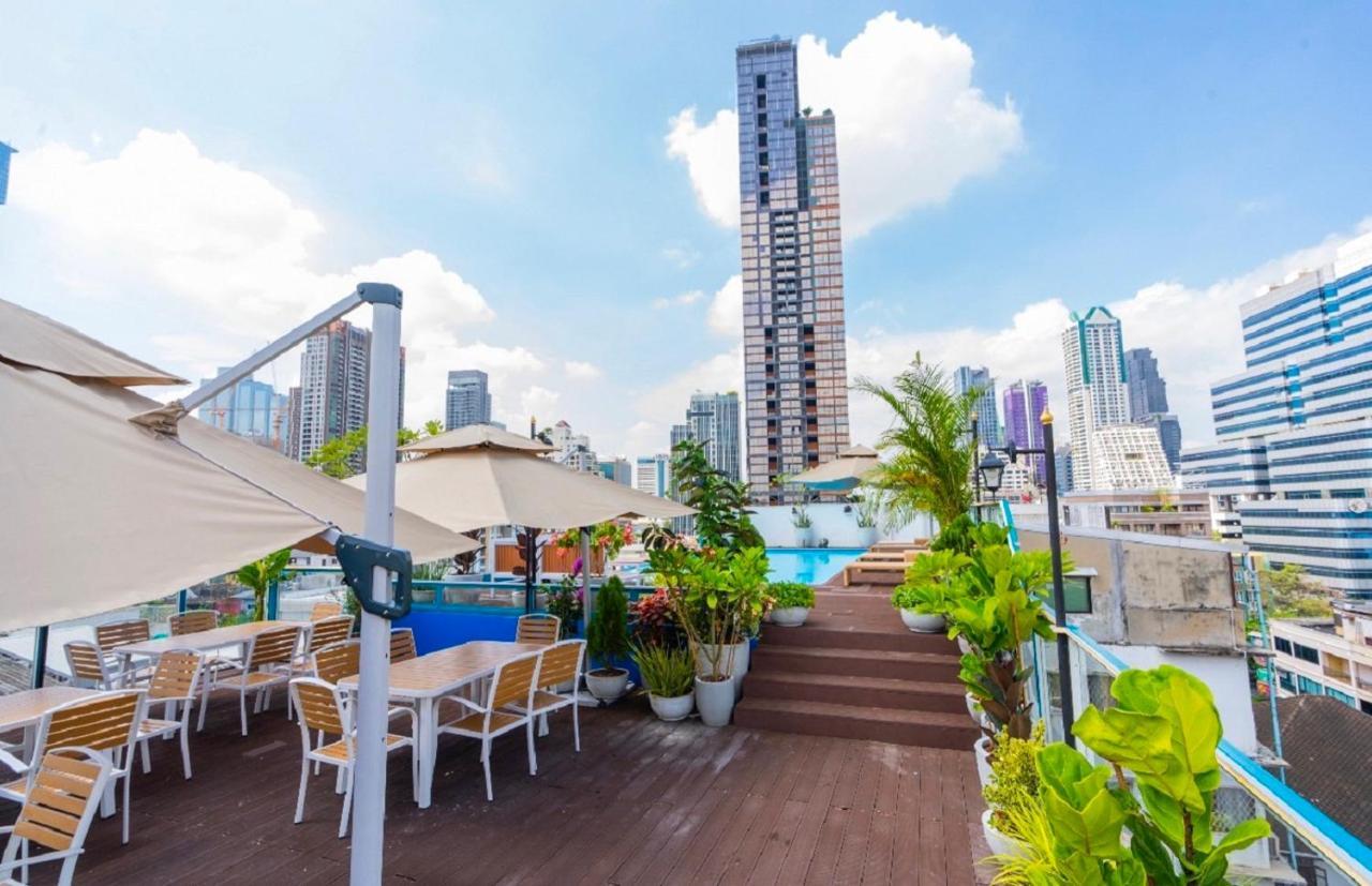 Sapphire Hotel Silom Bangkok Luaran gambar Rooftop pool at the hotel