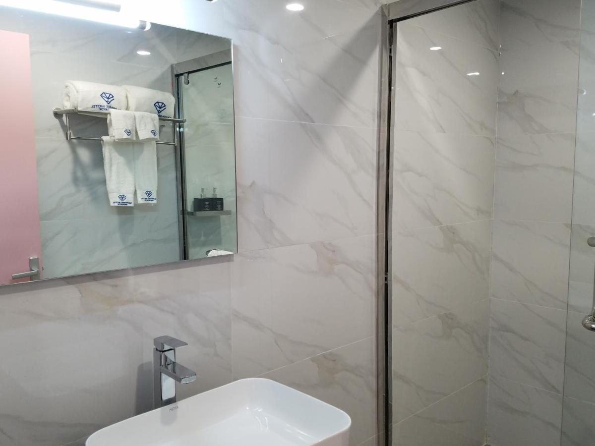 Sapphire Hotel Silom Bangkok Luaran gambar Bathroom